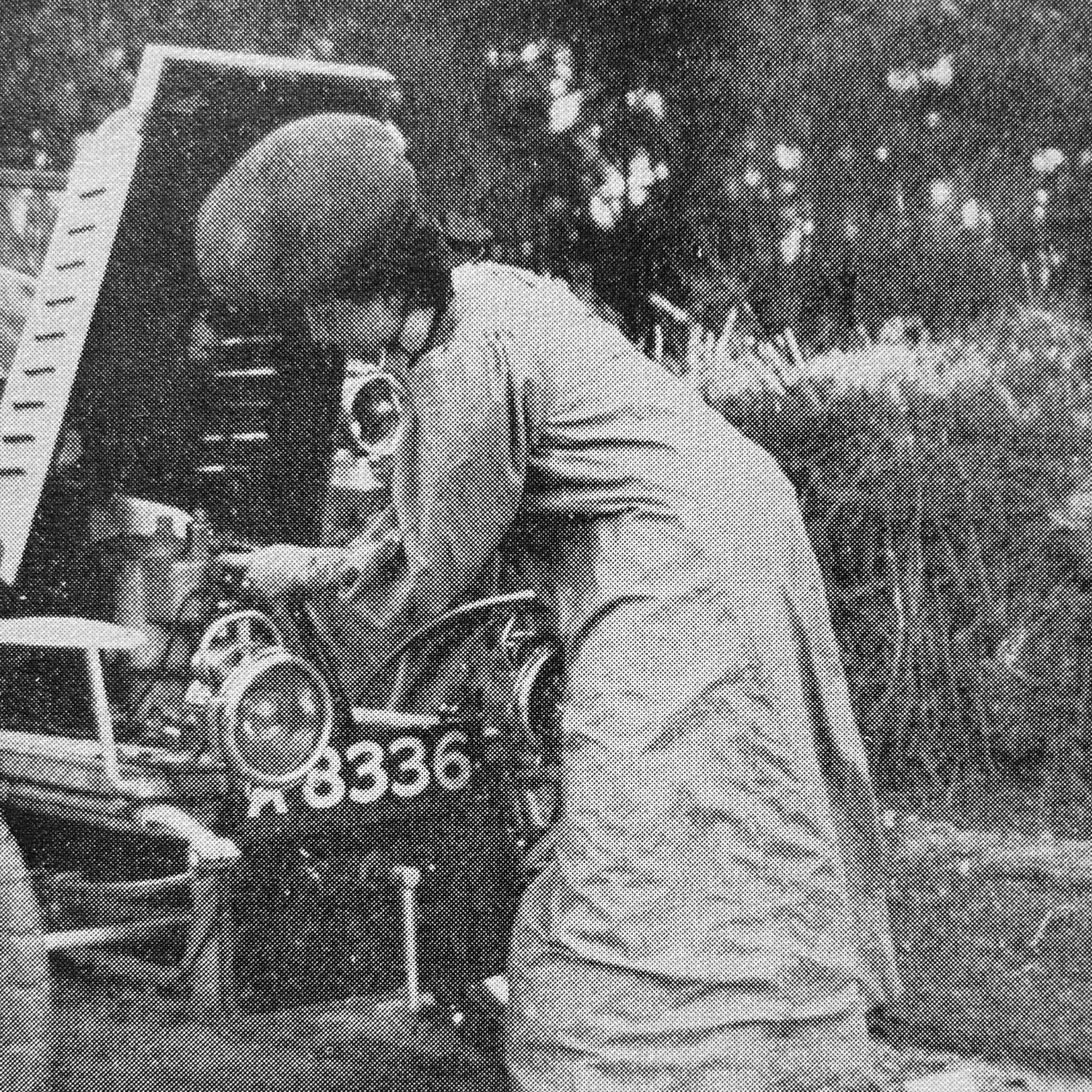 Dorothy Levitt working on her car